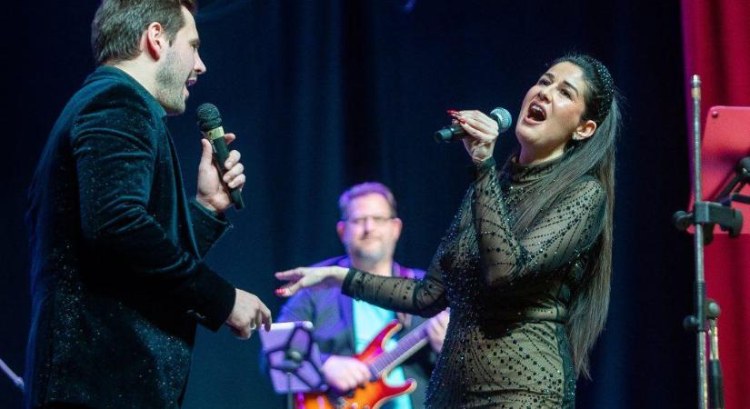 Nagyszabású, teltházas koncerttel búcsúztatta az évet Heves – fotókkal