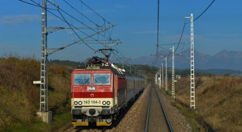 Hatalmas baleset: autóval ütközött egy személyvonat Dél-Szlovákiában