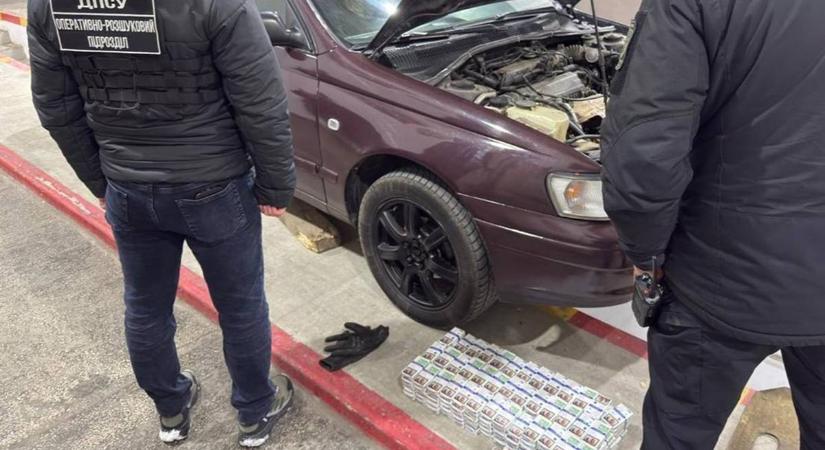 Titkos rejtekhely a motor alatt: cigarettacsempész bukott le a határon Kárpátalján