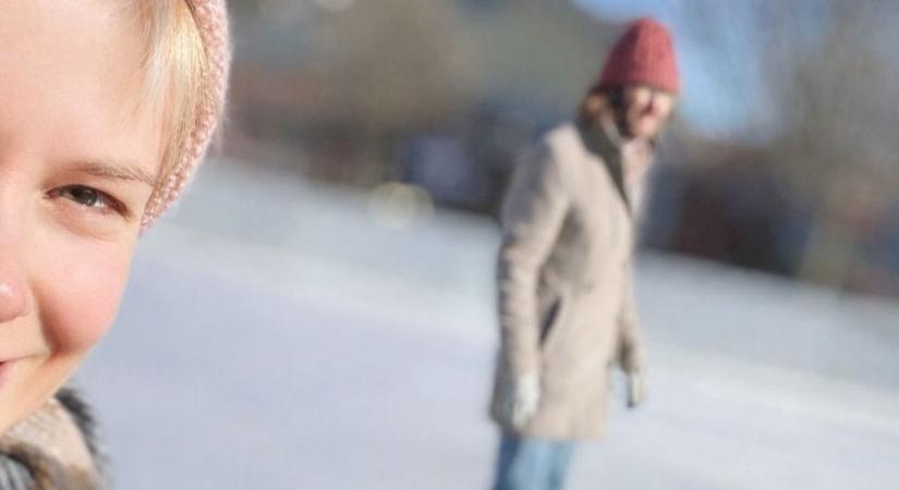 Osvárt Andrea férje is kipróbálta a jégpályát Tamásiban