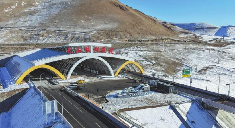 Megnyílt a világ leghosszabb autópálya-alagútja Kínában