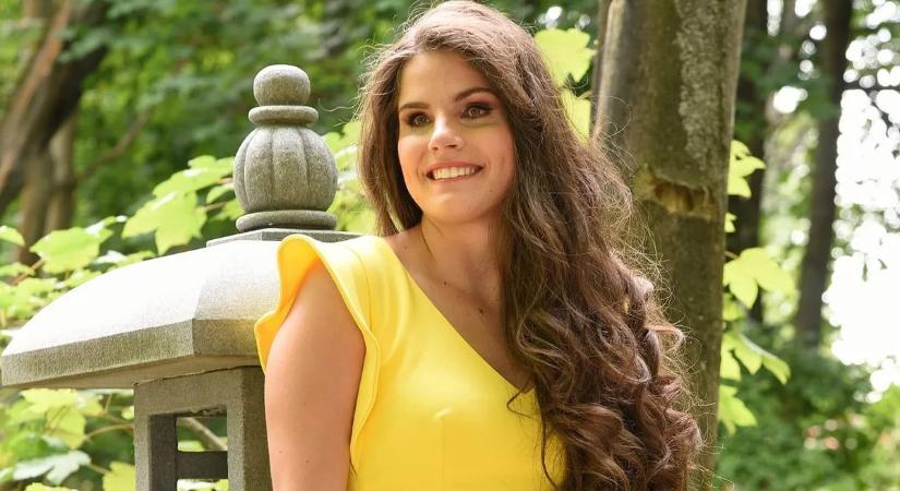 Agárdi Szilvi újabb bravúrja: lóháton köszönti az újévet a vak énekesnő