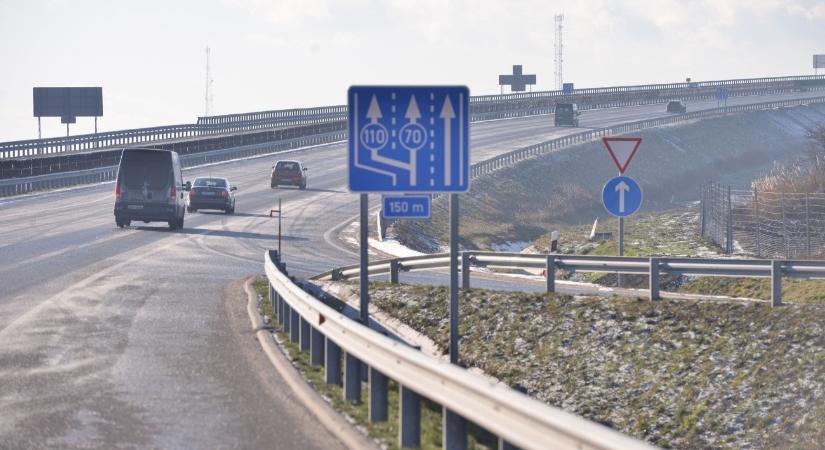Lázár János: kitapostuk a Strabagból a javítást – már használható az M30-as