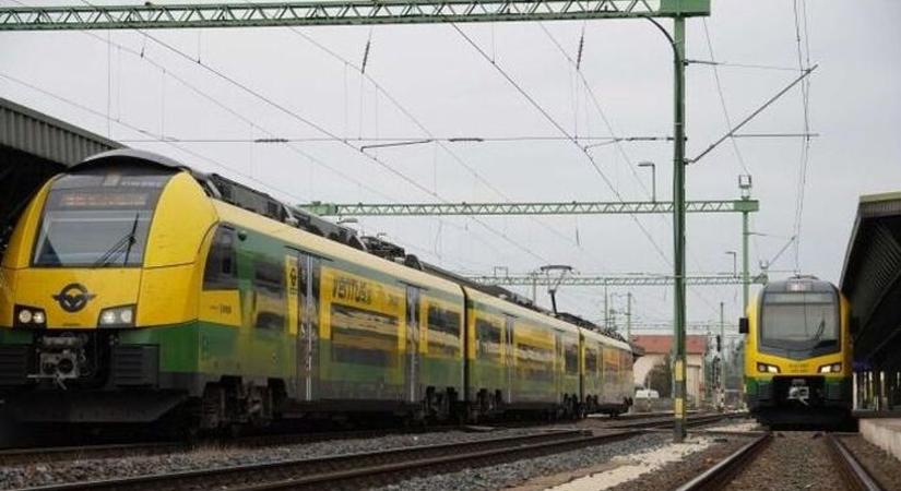 Fennakadás miatt vonatpótló buszok közlekednek a vonatok helyett két állomás között