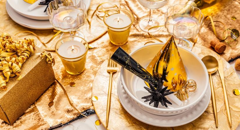 Elegáns szilveszteri házibuli otthon – finoman csillogó dekor ötletek