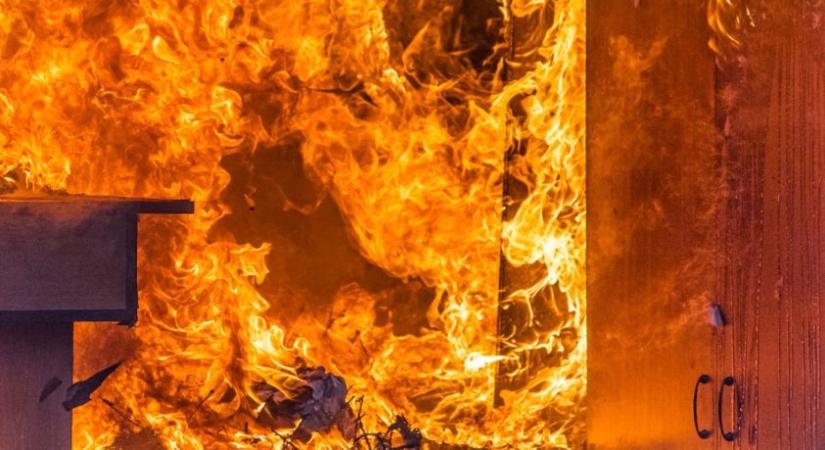 Tűz egy ózdi ikerházban