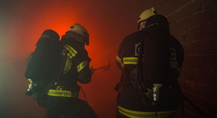 Rohantak a tűzoltók! Lakhatatlanná vált a ház a vasi faluban - Mindenki segít a bajba jutott férfinak