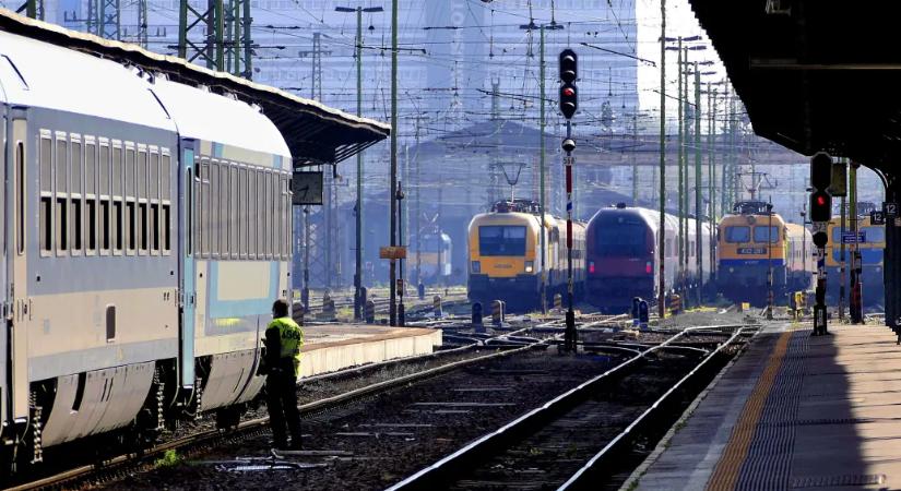 A MÁV megerősített járatokkal készül rá az év végi és újévi rohamra