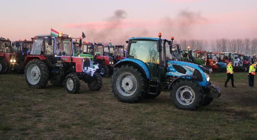 Tömegeket vonzott az ünnepi fényekben pompázó, több mint 250 járműves, 8 kilométer hosszú traktorkaraván – fotók