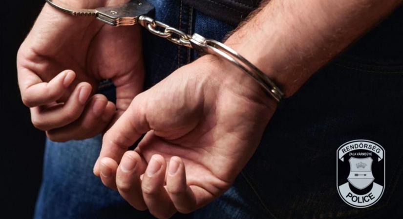 Hátulról ütött a rabló, majd bele is rúgott idős korú áldozatába! Felháborító bűncselekmény Zalában