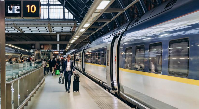 Leállt Európa egyik legfontosabb vasútvonala, utasok ezrei rekedtek a pályaudvarokon