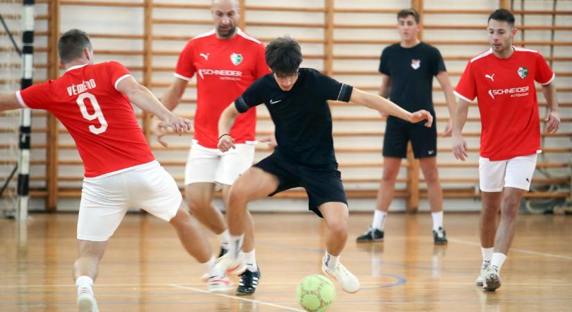 Korábbi válogatott játékosok és PMFC ikonok varázsoltak Véménden (GALÉRIA)