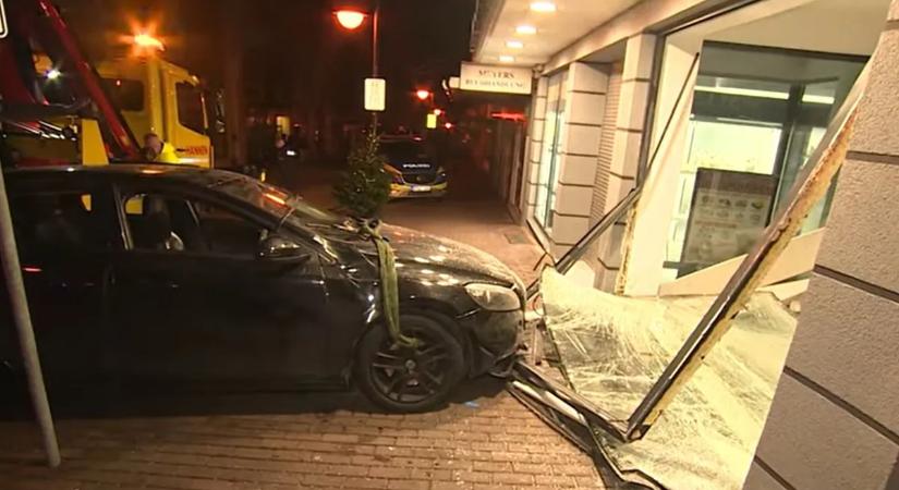 Filmbe illő akció, páncélüveg sem tudta megállítani a betörőket - brutális videó