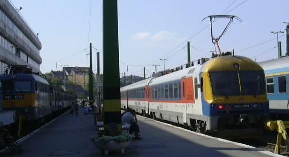 MÁV-baleset: kisiklott egy mozdony a Déli pályaudvaron