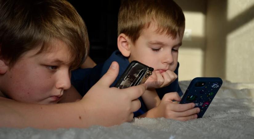 Egyre meggyőzőbbek a kutatások: súlyos következményei lehetnek a gyermekkori okostelefon-használatnak