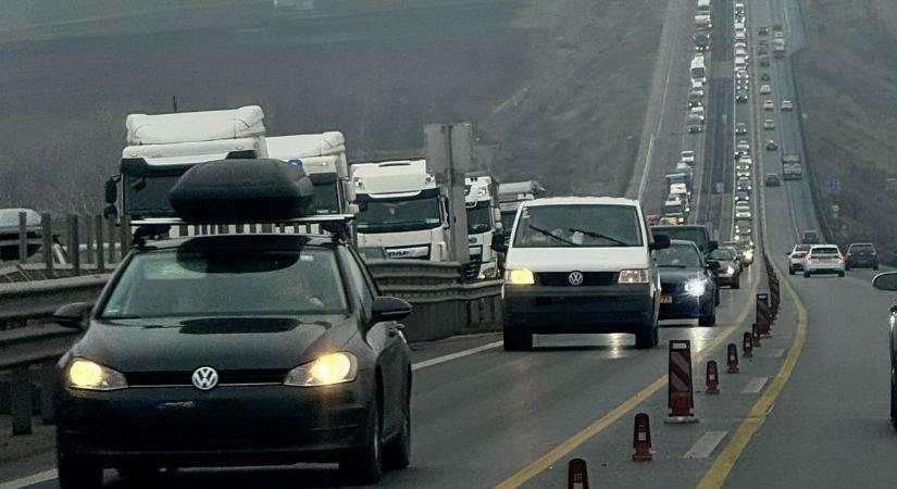 Tíz ember került bajba: baleset történt az M1-es autópályán