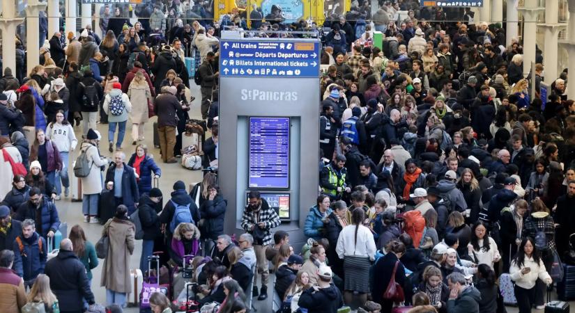 Meghibásodott a felsővezeték, leállt a forgalom a Csalagútban