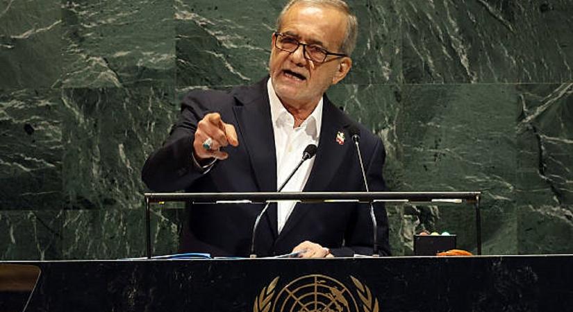 Összeomlás szélén áll az iráni valuta, emberek ezrei vonultak ki az utcára