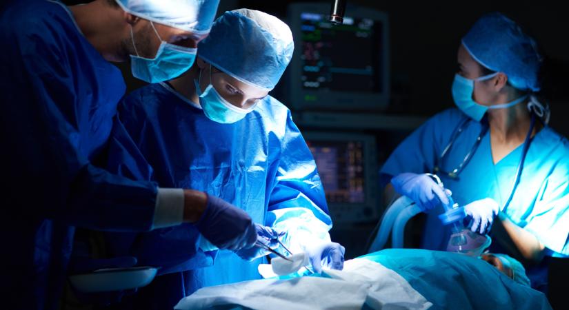 Magyar kamasz életéért harcoltak: 60 métert repült, majd közlekedési táblának csapódott