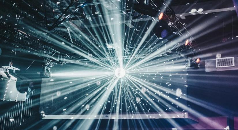 Elmarad a tűzijáték több erdélyi településen – modern fényshow-val jön az újév