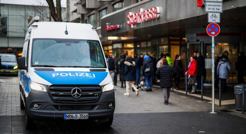 Tüntető tömeg a bank előtt: hihetetlen széfrablás Németországban