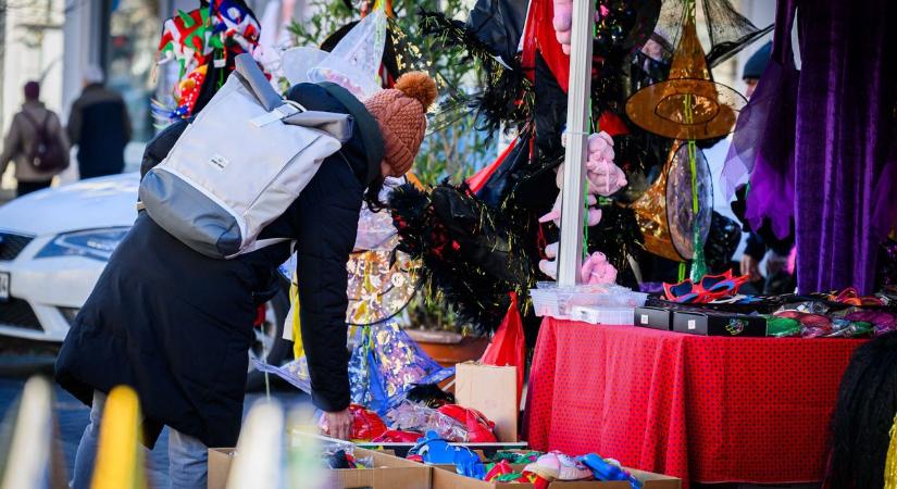 Már készülődnek a szilveszterre Sopronban, trombitaszótól hangos a Várkerület