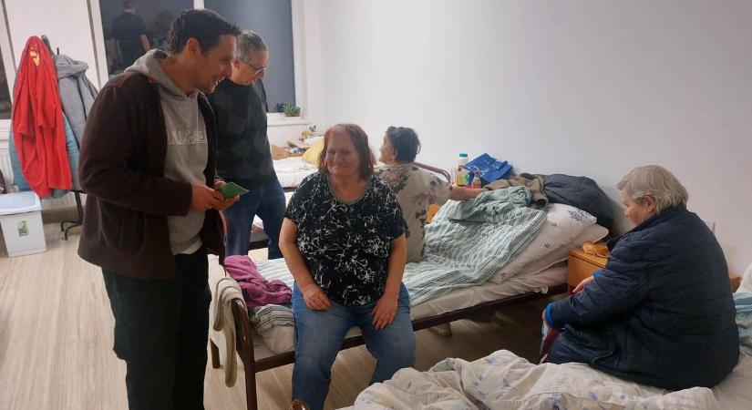 A győri Sant’Egidio Közösség tagjai együtt vitték el a fényt az elesettekhez