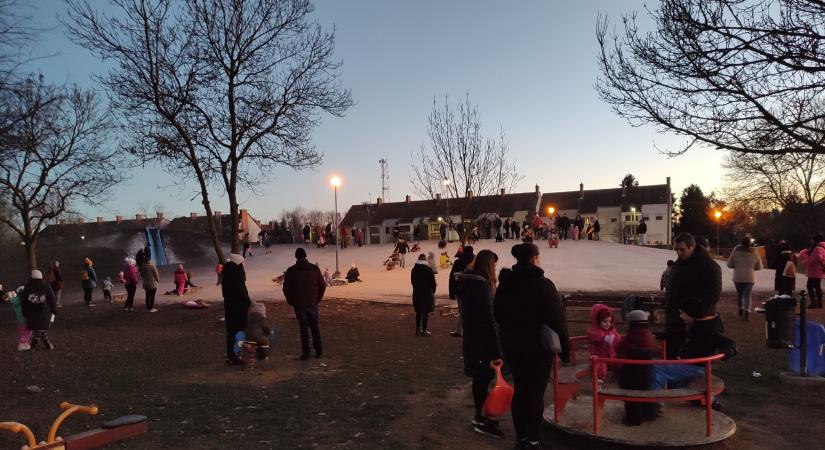 A sötétedés sem zavarja a Somogyi-dombon szánkózókat