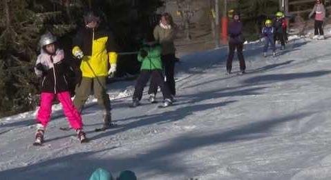 Megnyitott és elindult a síszezon és az oktatás is a mátraszentistváni síparkban – videó