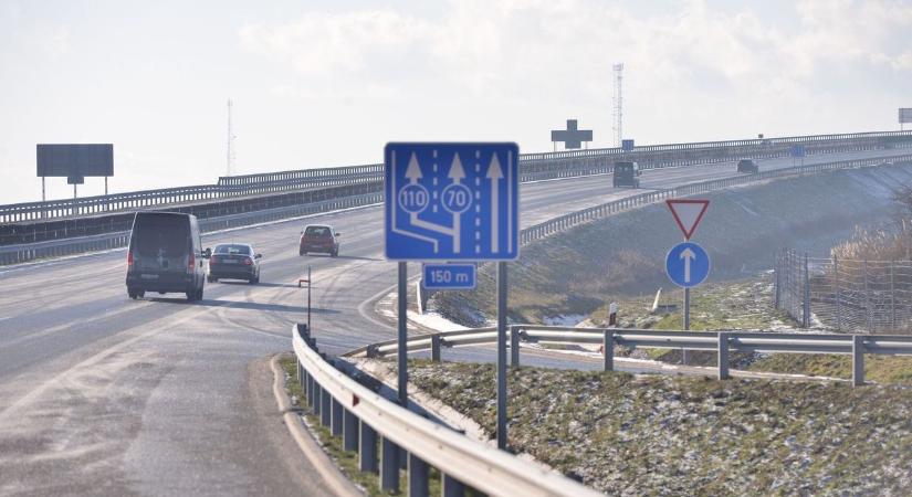 Kitapostuk a Strabagból - jelentette be Lázár János, elindultak az autók a keservesen kijavított autópályán