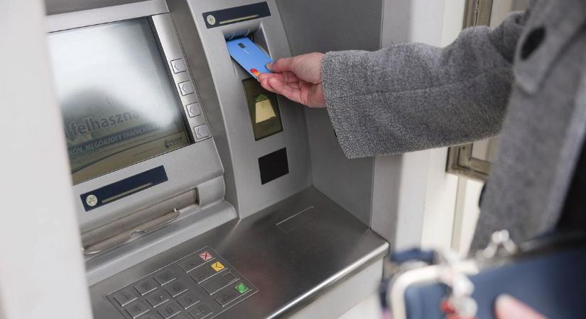 Ez minden magyar pénztárcáját érinti – így változik a készpénzfelvétel februártól