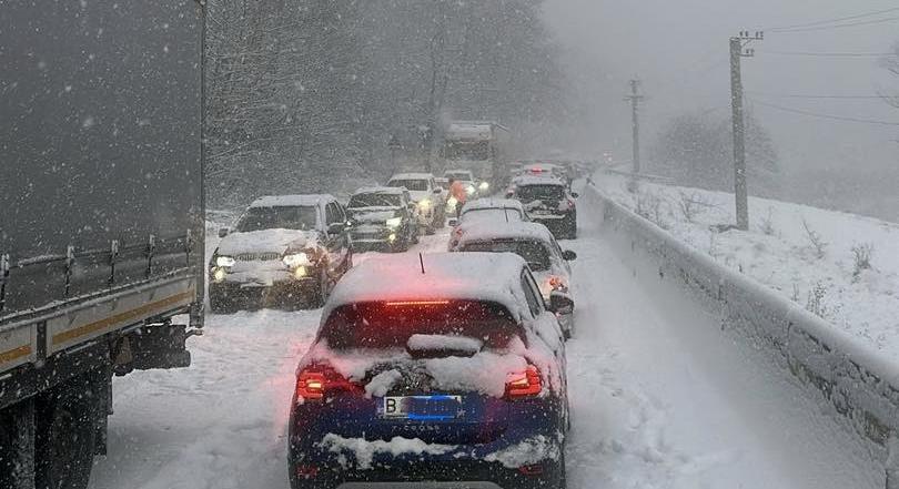 Közlekedési gondok az Olt völgyében: veszteglő kamion miatt nehezebben takarítják a havat