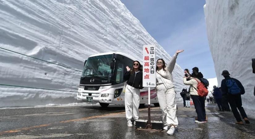 Újra turisták lephetik el az óriási hófalak közé rekedt utat