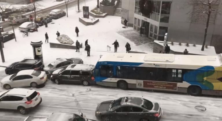 A hó és a jég fogságába esett a város, jobb nem autóba ülni