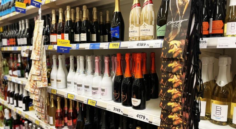 Édestől a prémiumig: mutatjuk, mennyibe kerül idén a szilveszteri pezsgő