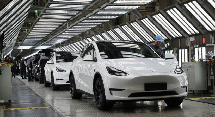 Tesla-ünneppel zárul az év, de a Szegeden óriásgyárat építő BYD már rég faképnél hagyta Elon Muskékat