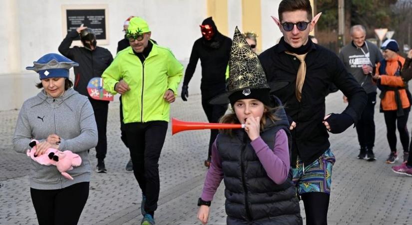 Szilveszteri jelmezes bulikocogásra várják az érdeklődőket Jánossomorján