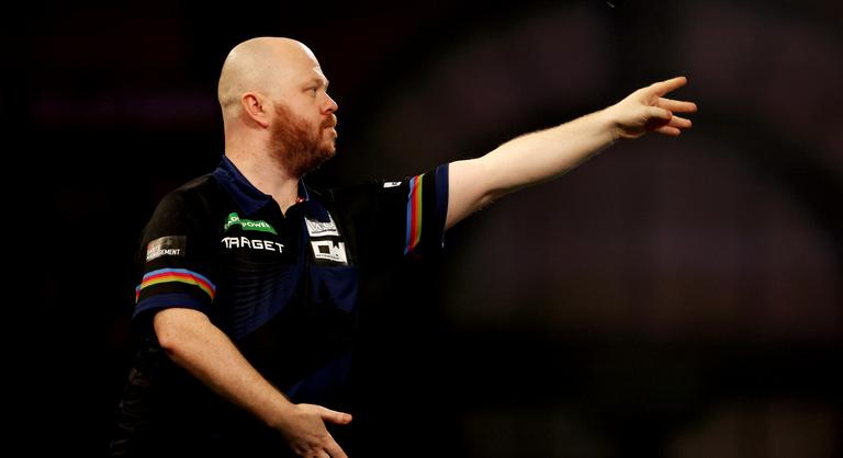 Ellopta a showt „Táncoló talpak”, tovább folytatódik a 32 éves angol dartsos tündérmeséje a világbajnokságon