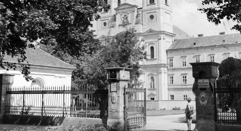 Ilyen volt, ilyen lett a kincseket és legendákat rejtő bakonyi apátság bejárata (képgaléria, videó)