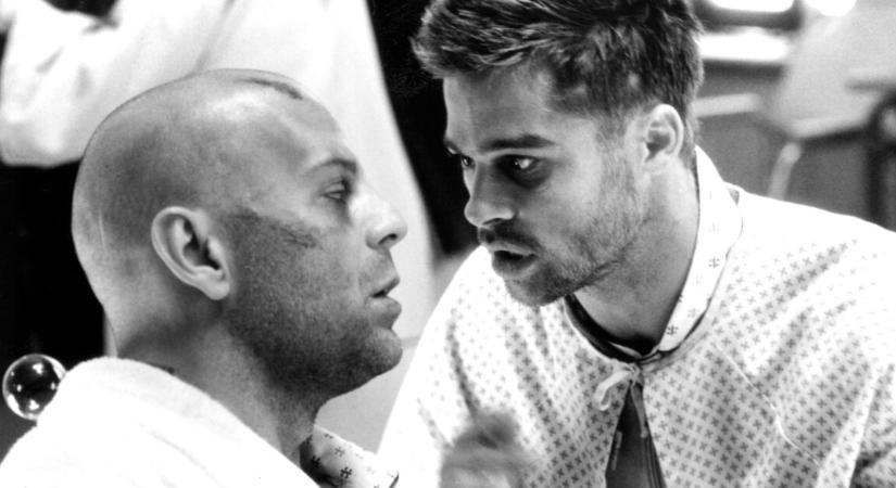 30 év után is siker Bruce Willis és Brad Pitt nyomasztó sci-fije
