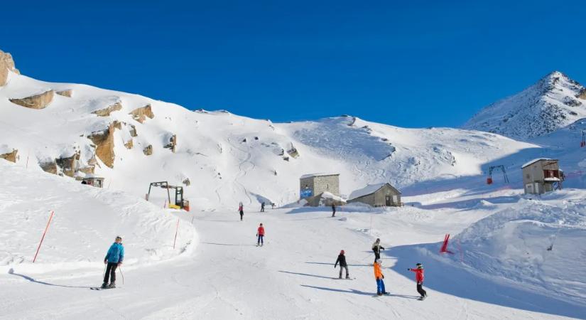 Százan ragadtak egy hegyen egy sífelvonós baleset miatt az olasz Alpokban, helikopterekkel kellett őket levinni