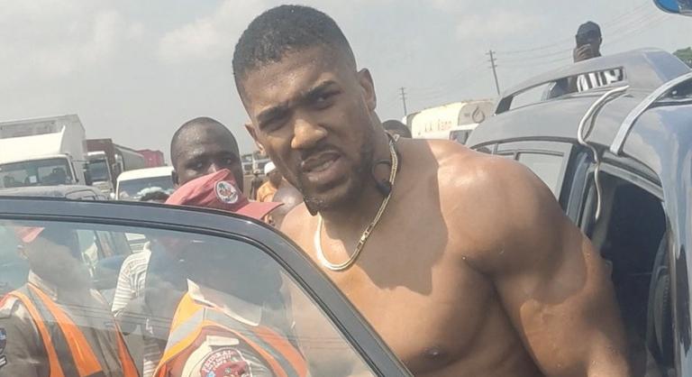 Életjelet adott Anthony Joshua a tragikus autóbalesete után