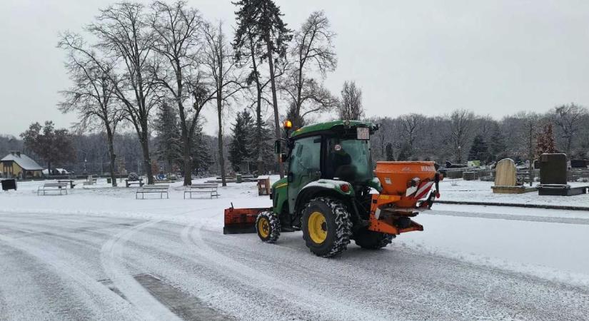 A Debreceni Köztemető területén is dolgoznak a biztonságos közlekedésért