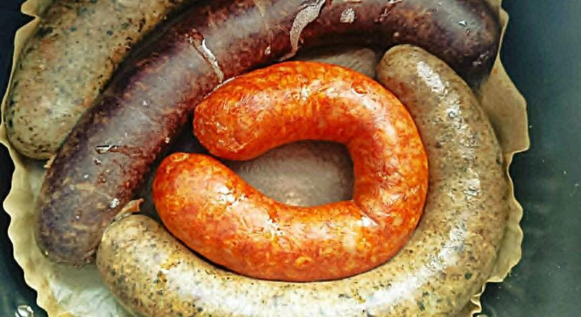 Így készíts tökéletes hurkát és kolbászt air fryerben – gyors, egyszerű és szaftos