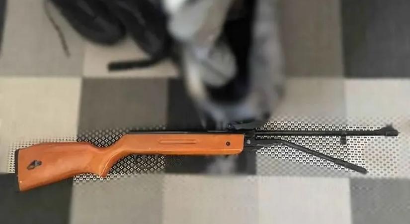 Szándékosan hátba lőtte hatéves öccsét egy kilencéves fiú Nagycserkeszen