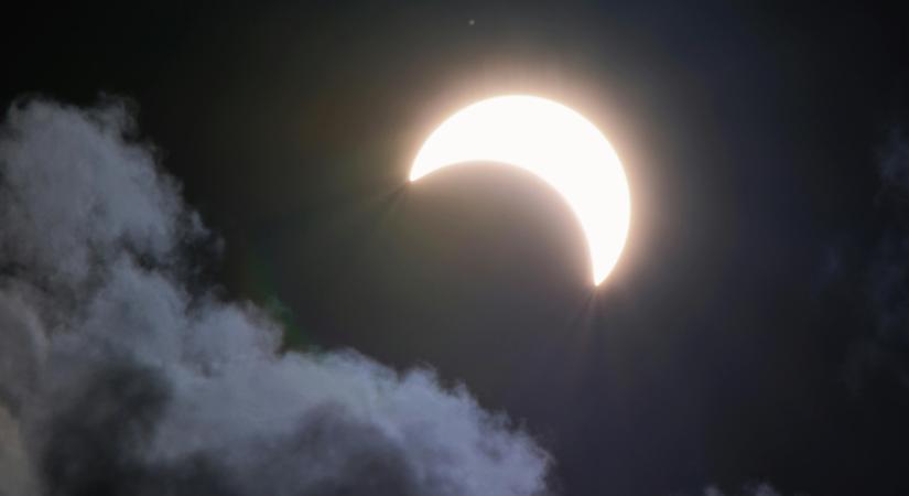 5 csillagjegy, akinek különleges üzenetet hoz a karácsonyi Hold - most végre tisztán látják majd az érzéseiket