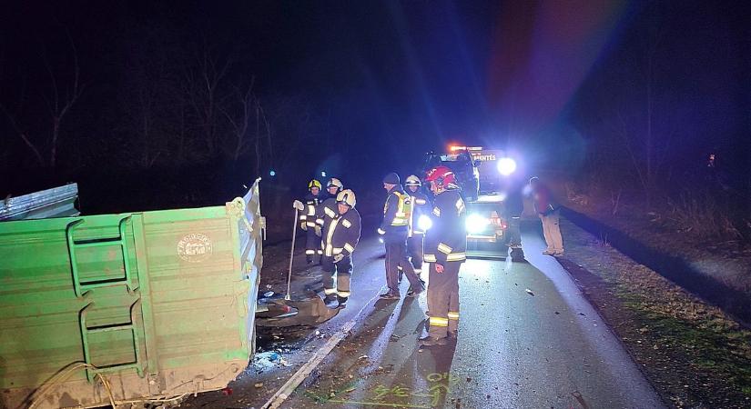 Egy traktor hátuljának csapódott egy autó kedd este Makó közelében, egy ember sérült meg – fotókkal