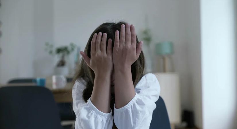 Nincsenek szavak: saját gyermekeit bántalmazta a kegyetlen tanárnő