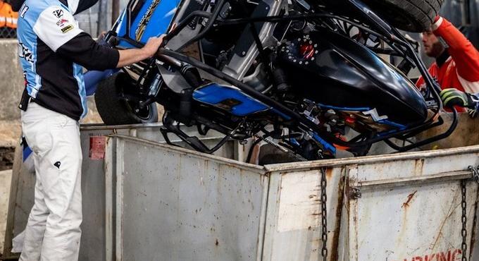 Besírsz ettől a balesettől: Levegőbe repült, majd szemetesben landolt egy versenyautó Tulsában