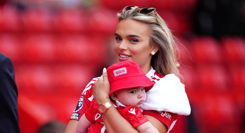 Vadító dekoltázst villantott a dögös focistabarátnő